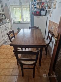 Tavolo in legno massello  con 4 sedie
