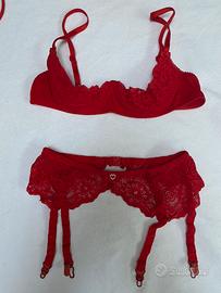 Reggiseno e reggicalze rossi
