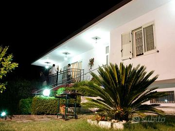 Villa arredata con giardino e terreno