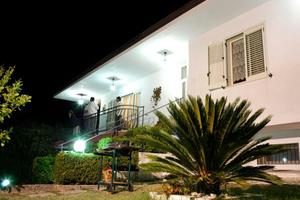 Villa arredata con giardino e terreno