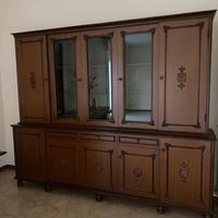 Sala con tavolo e sedie