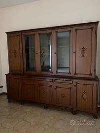 Sala con tavolo e sedie