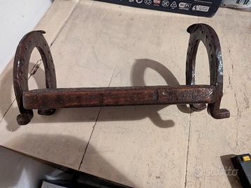 Reggilibri in legno massello con ferri cavallo