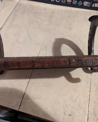 Reggilibri in legno massello con ferri cavallo