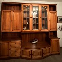 Mobile salotto in legno con vetrinetta