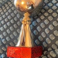 Coppa sportiva per premiazioni in metallo e marmo.