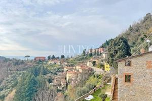 Rustico / Casale di 180 m² con più di 5 locali a C