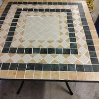 Tavolino in ferro e piastrelle  con 2 sedie