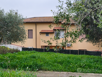 Casa su due piani con cortile