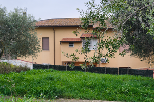 Casa su due piani con cortile