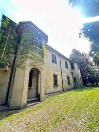 Villa di 420 m² con più di 5 locali e box auto a A