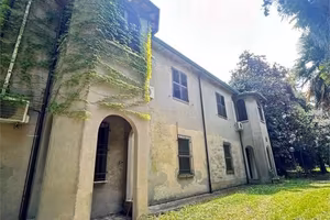 Villa di 420 m² con più di 5 locali e box auto a A