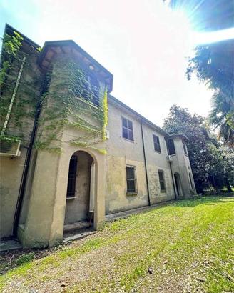 Villa di 420 m² con più di 5 locali e box auto a A
