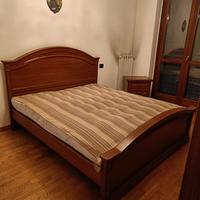 Letto matrimoniale e comodino in legno