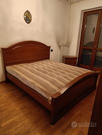 Letto matrimoniale e comodino in legno