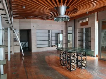 Ampio locale angolare, zona semi centro