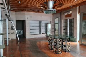 Ampio locale angolare, zona semi centro