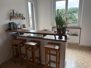Cucina con elettrodomestici