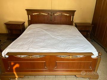 Letto matrimoniale classico con comodini integrati
