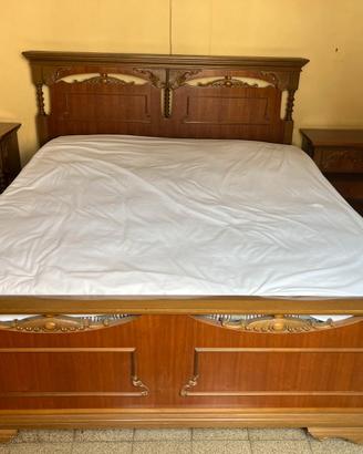 Letto matrimoniale classico con comodini integrati