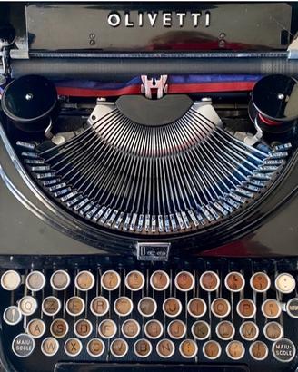 Macchina da scrivere Olivetti ICO con valigetta
