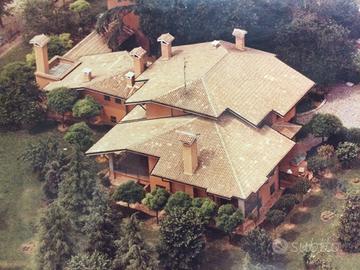 Villa padronale con dependance e ampio parco.