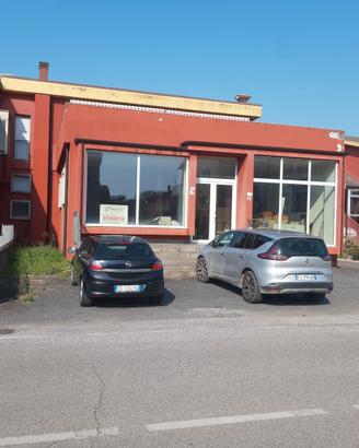 Magazzino-(Negozio) di mq 200 e garage