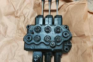 Distributore Idraulico a 3 Leve – Doppie Effetto c