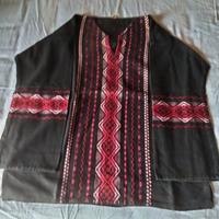 due felpe o casacche e vestito lungo da nativi