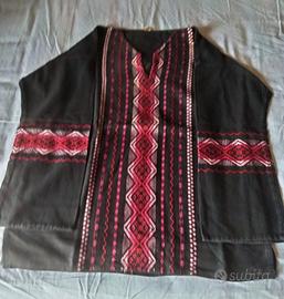 due felpe o casacche e vestito lungo da nativi