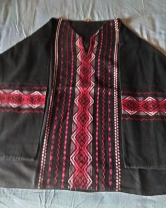 due felpe o casacche e vestito lungo da nativi