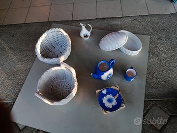 Set di ceramiche decorative in stile vintage.

Sce