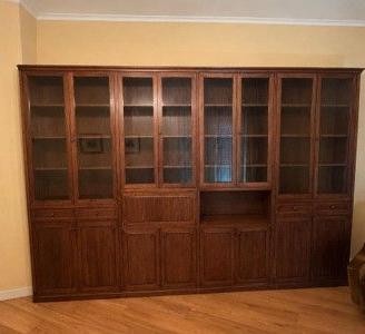 Mobile libreria-contenitore con vetrine e sport