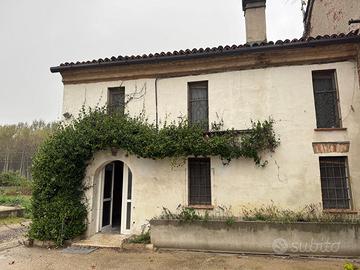 Loghino a 10 minuti dalla città e terreno