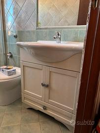 Mobiletto in legno bagno con lavabo