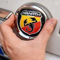 adesivo Abarth fregio cofano macchina Fiat 
