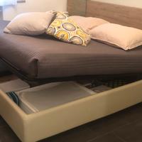 Letto matrimoniale con base contenitore