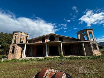 Villa plurifamiliare al grezzo 550 mq