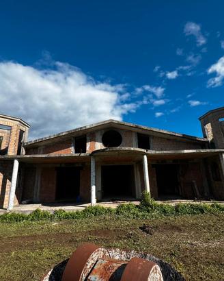 Villa plurifamiliare al grezzo 550 mq