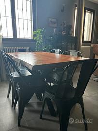 Tavolo in legno massello con gambe in metallo nere