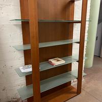 Libreria con ripiani in vetro