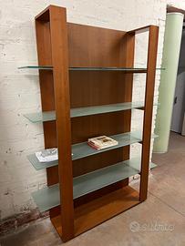 Libreria con ripiani in vetro