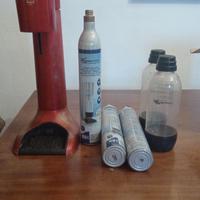Gasatore acqua con bottiglie e bombole