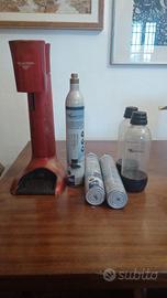Gasatore acqua con bottiglie e bombole