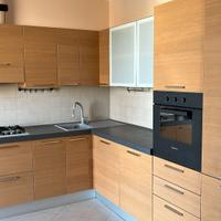 Cucina con ante impiallacciate in legno