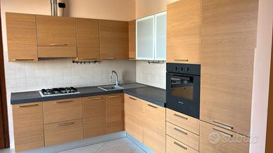 Cucina con ante impiallacciate in legno