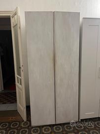 Un armadio dipinto di bianco.