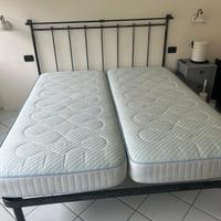 Letto con testata in ferro, rete ortopedica