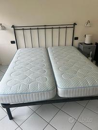 Letto con testata in ferro, rete ortopedica