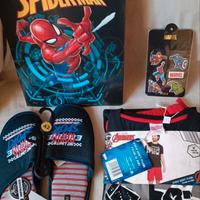 Pigiama Marvel Lotto, pantofole, cartella adesivi